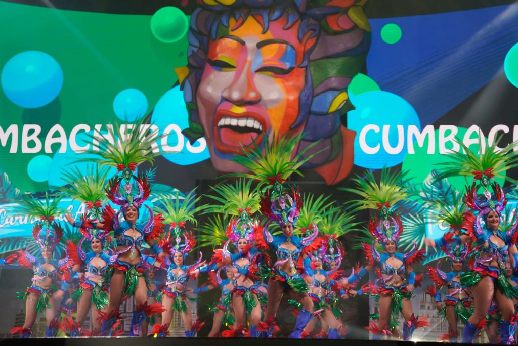 Arrecife celebra un Carnaval muy colorido con la exhibición de sus comparsas