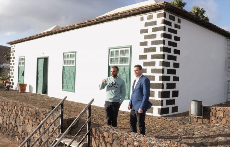 El-alcalde-de-Yaiza-y-el-concejal-de-Cultura-en-la-Casona-de-Femes