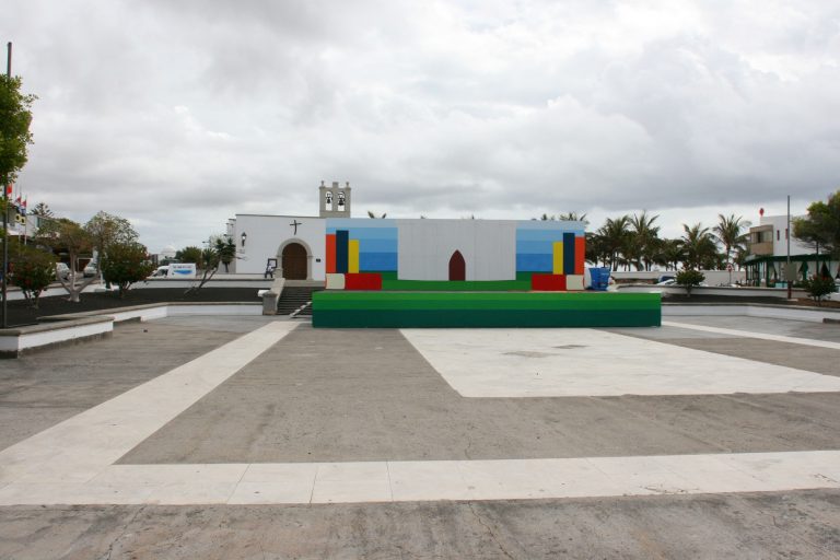 Yaiza_Playa_Blanca_-_Avenida_Papagayo_-_Plaza_Nuestra_Senora_del_Carmen_01_ies