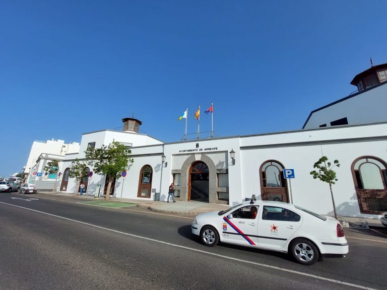 Exterior-del-edificio-central-del-Ayuntamiento-de-Arrecife-3