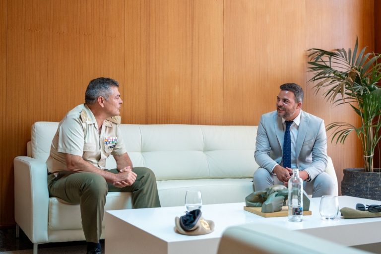 Jacobo-Medina-recibe-al-General-Jefe-de-la-Brigada-Canarias-XVI-1