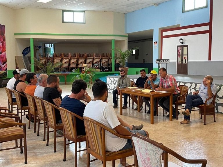 reunion-agricultores-tinajo