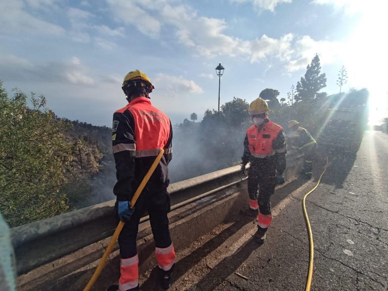 Bomberos-de-Lanzarote-en-el-incendio-de-La-Palma