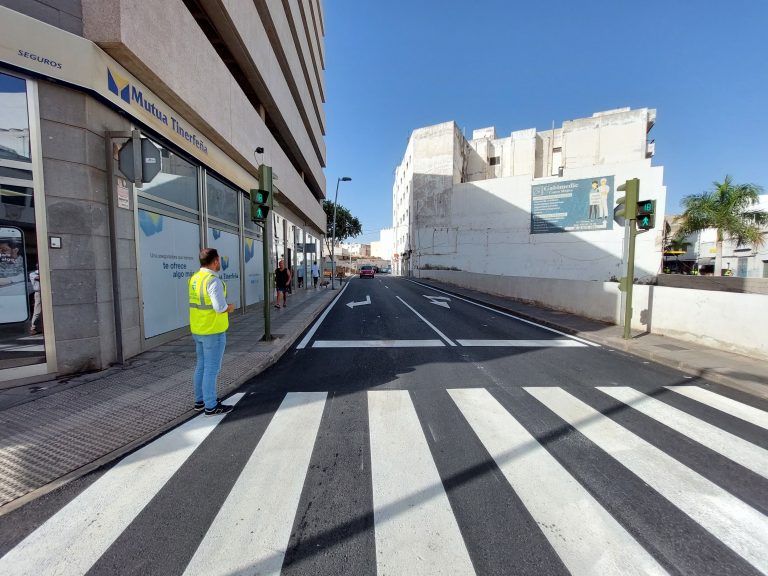 El-alcalde-Yonathan-de-Leon-ha-visitado-la-obra-de-la-Calle-La-Ines-tras-su-ejecucion-por-el-Ayuntamiento-de-Arrecife-