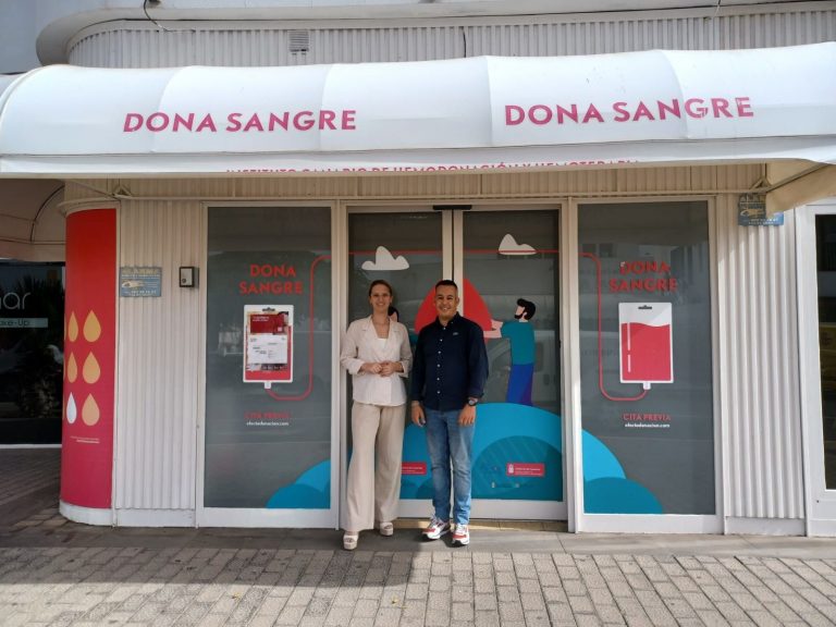 La-presidenta-del-ICHH-Gemma-Torres-Aguiar-y-el-gerente-del-Centro-Comercial-Deiland-Tanausu-Fontes