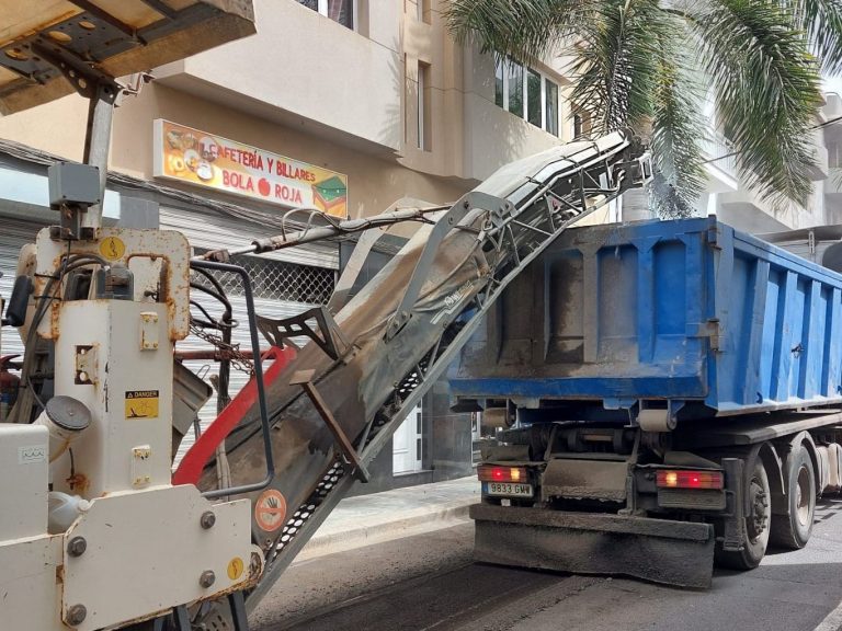 Maquinaria-trabajando-en-la-calle-Triana-de-Arrecife-previo-al-reasfaltado