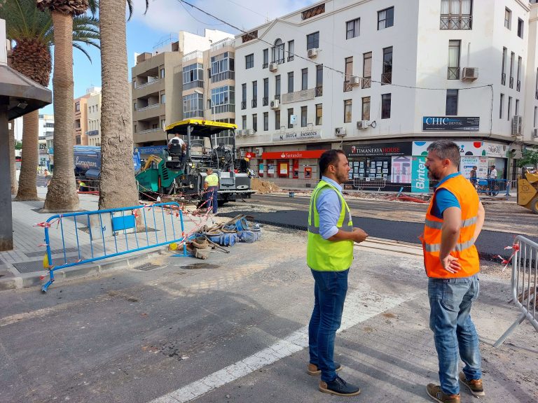 Obras-en-la-calle-Manolo-Millares.-El-alcalde-Yonathan-de-Leon-supervisa-hoy-el-reasfaltado-de-la-via