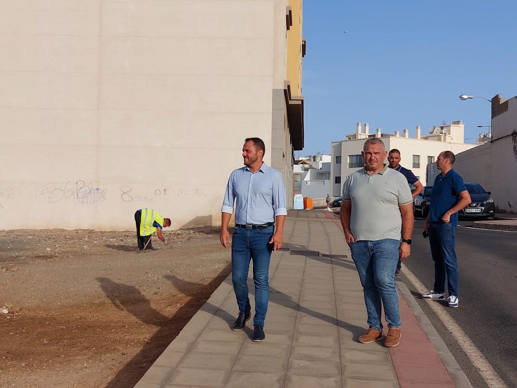 El Ayuntamiento de Arrecife intensifica el servicio de limpieza  en todos los barrios de la capital y refuerza el baldeo de calles