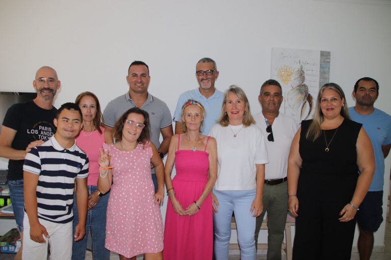 Angel-Lago-y-Beatriz-Vazquez-junto-a-miembros-de-la-asociacion-y-representantes-del-Cabildo-de-Lanzarote-y-CC-Ya-