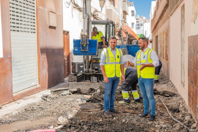 El-vicepresidente-y-consejero-de-Obras-Publicas-Jacobo-Medina-junto-al-responsable-de-Obras-municipal-Yonathan-de-Leon