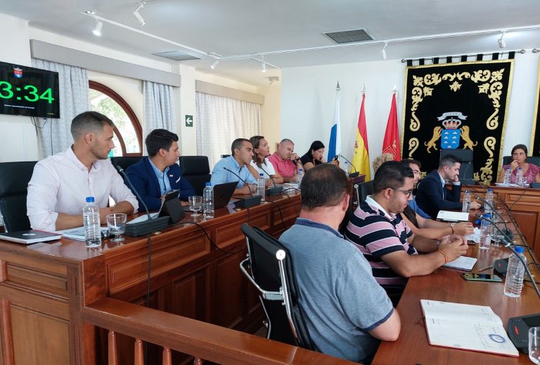 Momento-de-la-intervencion-de-Jose-Montelongo-en-su-despedida-de-la-Corporacion-Municipal-de-Arrecife