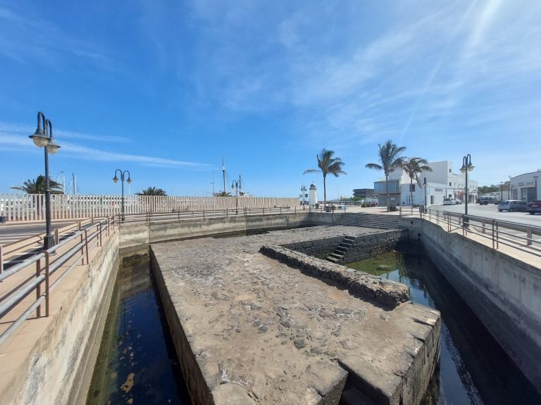 Primitivo-muelle-de-Porto-Naos-que-Arrecife-solicita-abri-hacia-la-marina
