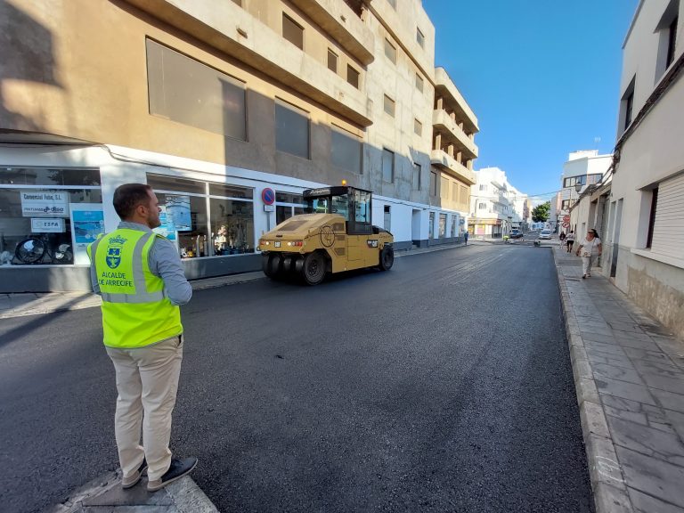 Yonathan-de-Leon-supervisa-el-reasfaltado-de-calles-aledanas-a-la-calle-Portugal-y-la-conclusion-de-los-trabajos-para-su-reapertura-al-trafico