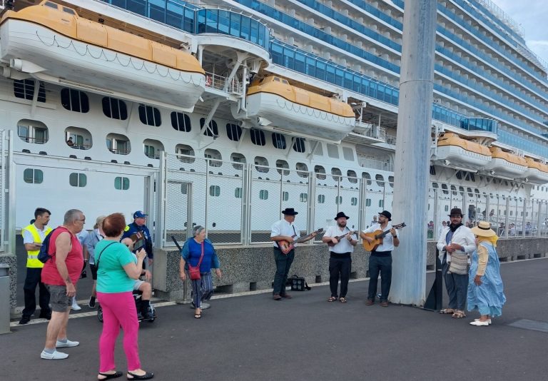Arrecife-dinamiza-la-llegada-de-los-turistas-en-cruceros