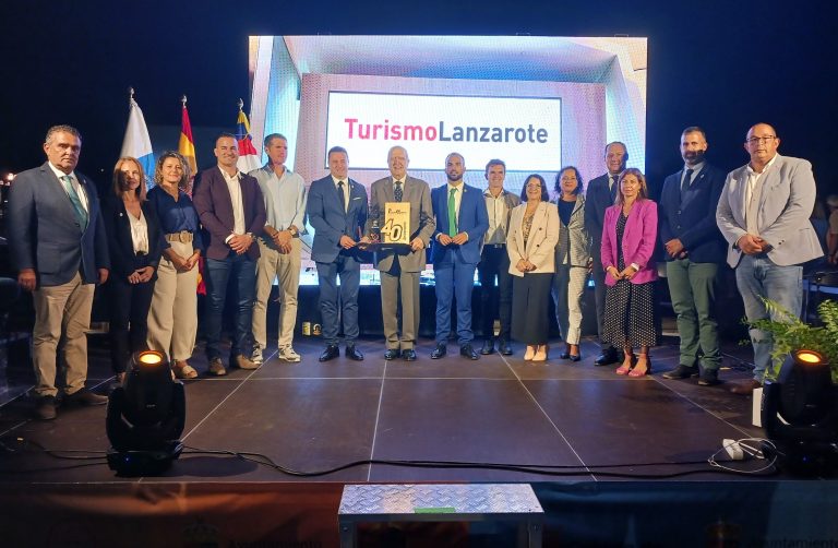 Distinguido-con-todos-los-representates-publicos-presentes