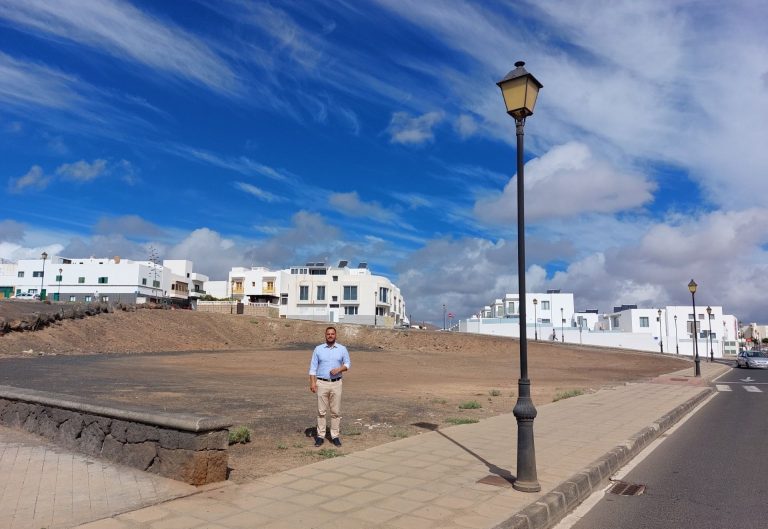 El-alcalde-de-Arrecife-Yonathan-de-Leon-en-la-parcela-donde-se-construiras-las-nuevas-instalaciones-deportivas-en-el-barrio-de-San-Francisco-Javier