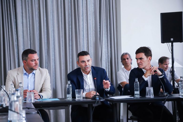 MESA-DE-DESTINO-INTELIGENTE-CON-ALCALDES-DE-LA-ISLA-2