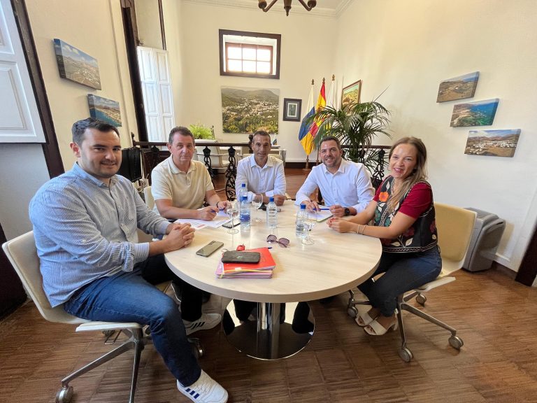 Jacobo-Medina-con-los-representantes-municipales