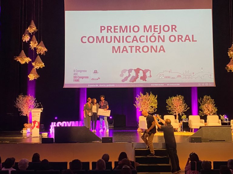 Momento-de-la-entrega-del-premio-a-la-mejor-comunicacion-oral