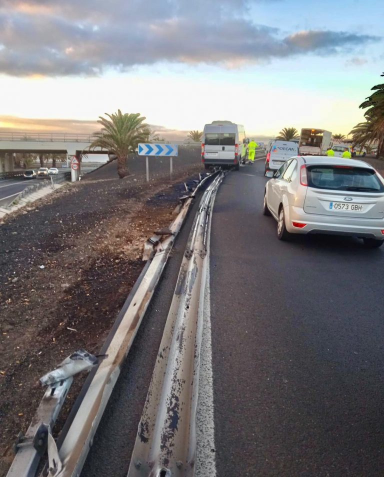 Trabajadores-reparando-el-guardarrail