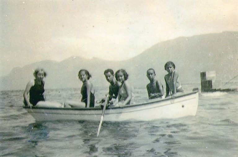 Amparo-Cesar-Carlos-y-Juana-Manrique-Cabrera-junto-a-otros-amigos-en-la-playa-del-pueblo-de-La-Caleta-de-Famara