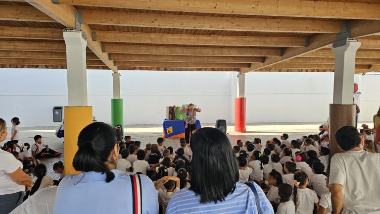 Cathaysa Suárez y Abigail González en el espectáculo de títeres (2)