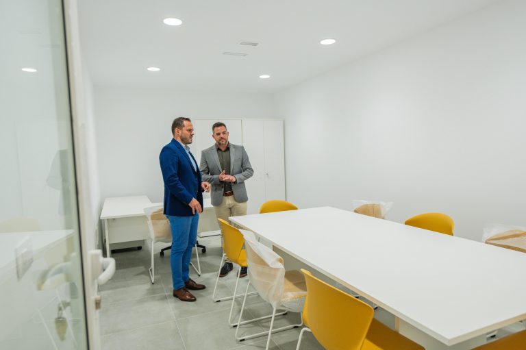El-vicepresidente-y-el-alcalde-en-el-nuevo-local-de-Escucha-Social-Arrecife-4