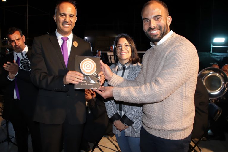 Giovanni-Noda-Niz-director-actual-de-la-Banda-de-Yaiza-junto-al-concejal-Daniel-Medina