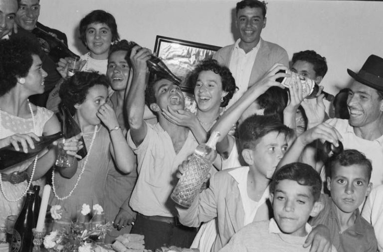 Invitados-a-una-boda-festejando