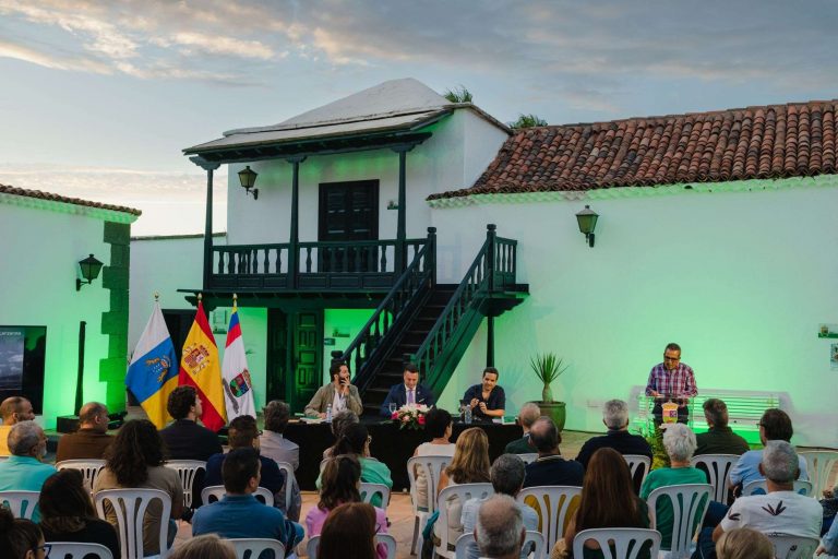 acto-en-el-patio-de-la-Casa-de-la-Cultura-de-Yaiza