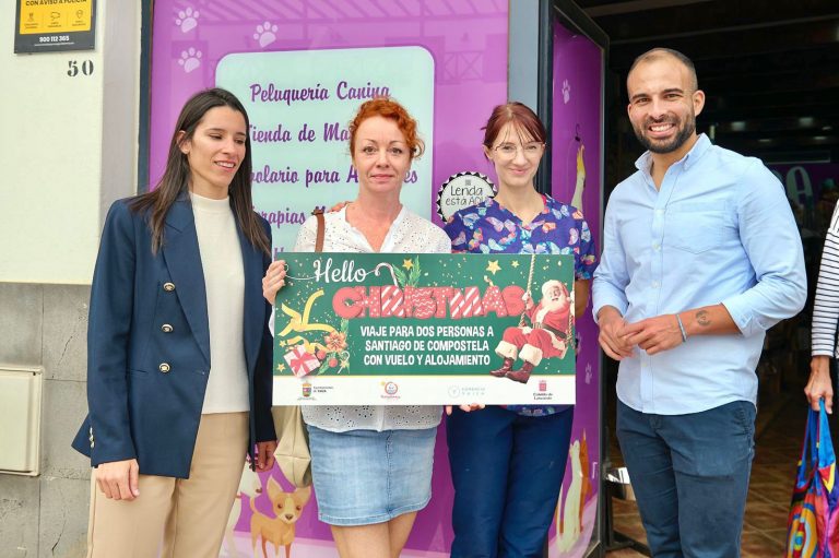 Daniel-Medina-y-Aroa-Revelo-junto-a-la-ganadora-y-la-responsable-del-establecimiento