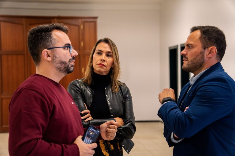 El alcalde de Arrecife, acompañado del Concejal de Hacienda y Contratación y la concejala de Bienestar Social