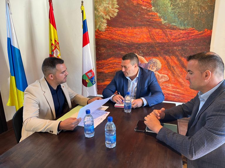 El-vicepresidente-y-consejero-de-Obras-Publicas-en-la-reunion-en-Yaiza
