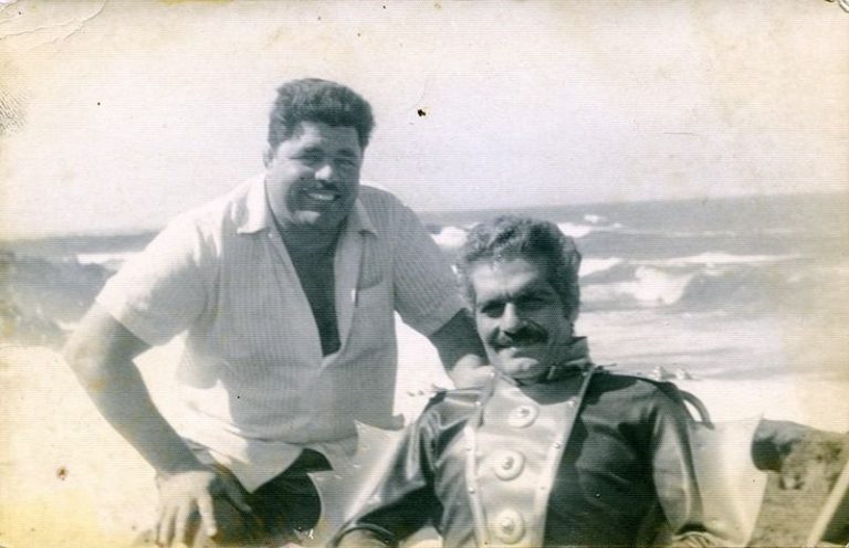 Fotografia-realizada-a-Omar-Shariff-y-a-Heraclio-Niz-Mesa-en-la-Playa-de-Las-Malvas-durante-el-rodaje-de-La-isla-misteriosa-en-1972