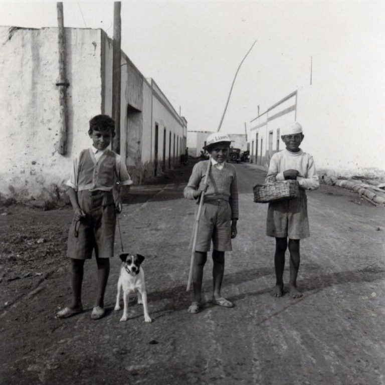 Grupo-de-ninos-en-Arrecife-Jan-Blaauboer-anos-1952-1954