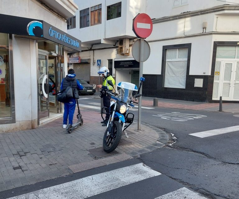 La-Policia-Local-de-Arrecife-informa-de-las-nuevas-nomas-para-circular-en-patinetas-electricas.-El-joven-en-la-imagen-fue-solo-informado