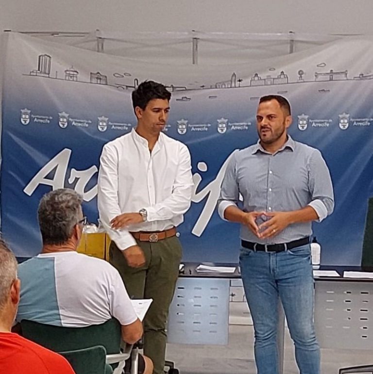 Maciot-Cabrera-junto-al-alcalde-de-Arrecife-Yonathan-de-Leon