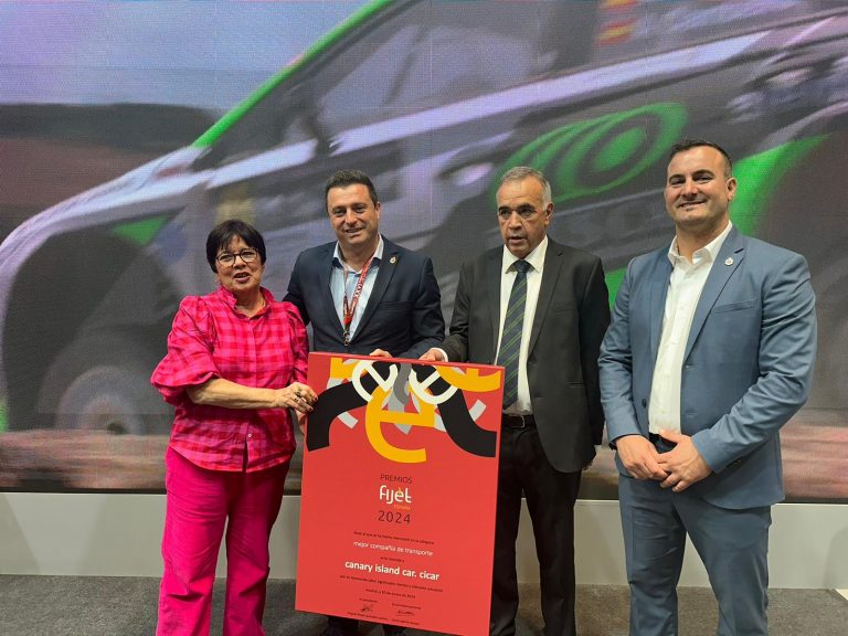 Óscar Noda y Ángel Lago junto a la familia Cabrera Medina