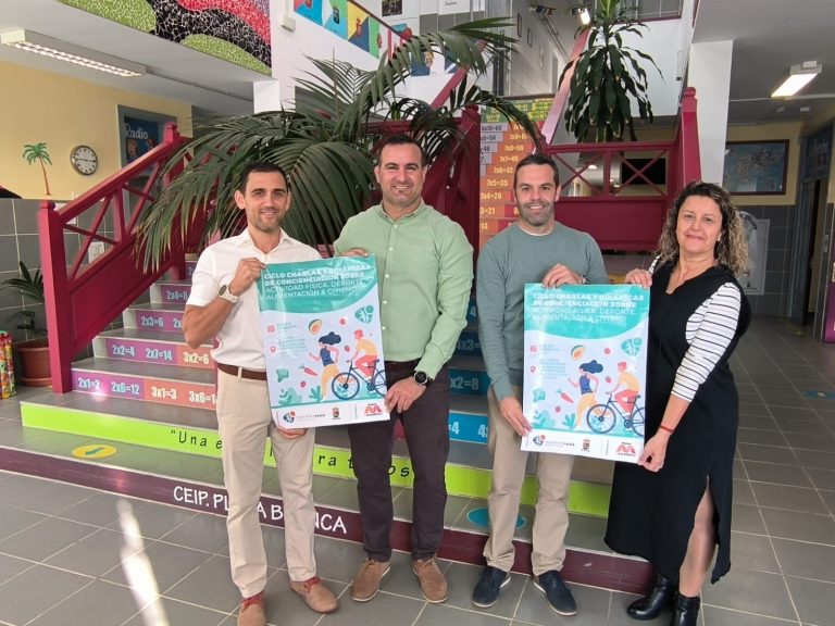 Responsables-municipales-junto-al-director-del-centro-y-la-empresa-Move-to-Excellence-