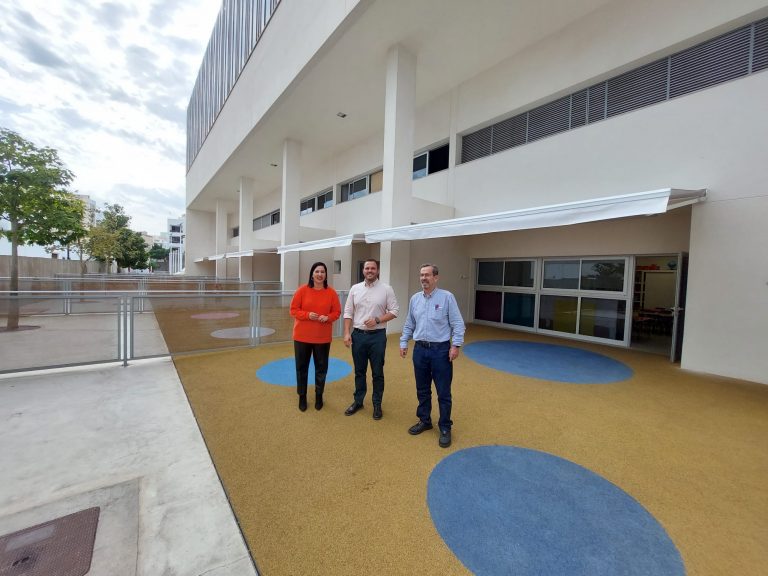 Visita-del-alcalde-y-la-concejal-de-Educacion-al-CEIP-La-Destila