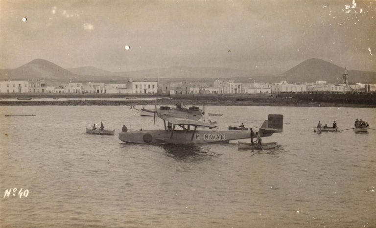 Amerizaje-de-Ramon-Franco-en-la-bahia-de-Arrecife-en-1924