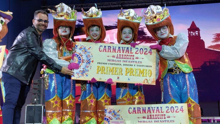 Echedey-Eugenio-entregando-el-primer-premio-de-diseno-a-los-Chau-Chau