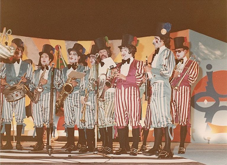 Murga-Los-Relamidos-en-una-actuacion-el-Parque-Islas-Canarias-en-1980