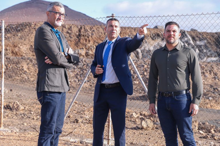 Visita de Oswaldo Betancort, Marci Acuña y Jacobo Medina al solar dónde se construiría la residencia