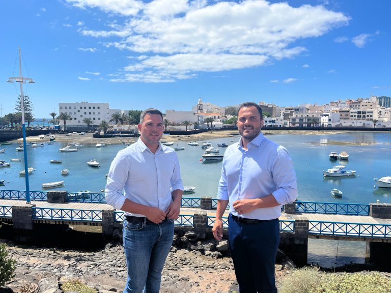 El-vicepresidente-junto-al-alcalde-en-el-Charco-de-San-Gines-2