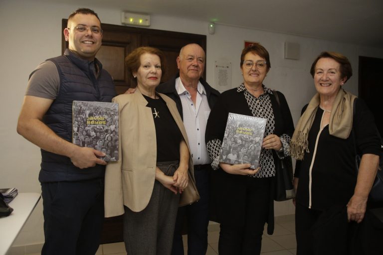 La-familia-de-Javier-Reyes-posa-al-final-de-la-proyeccion-1