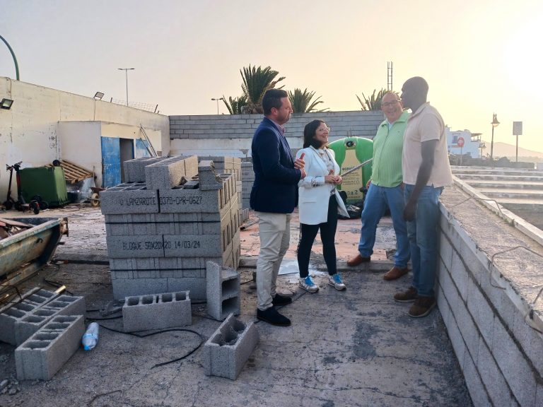 El-alcalde-de-Yaiza-y-los-concejales-de-Limpieza-y-Urbanismo-en-obras-de-zona-de-contenedores-proxima-al-puerto