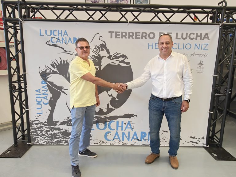 El-consejero-de-Deportes-Juan-Monzon-junto-al-presidente-de-la-federacion-en-Lanzarote