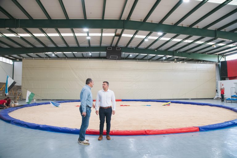 El-vicepresident-y-el-consejero-de-Deportes-en-el-terrero