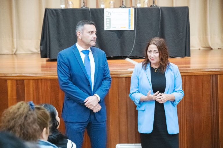 Presidente-Oswaldo-junto-a-consejera-de-Educacion